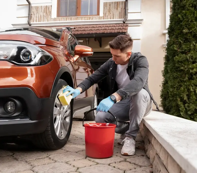 Lavage auto à domicile Oléac-Debat : professionnel intervenant sur un véhicule